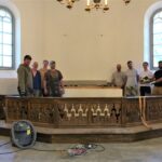 Kärdla Ristija Johannese kiriku altar ja ristimiskivi